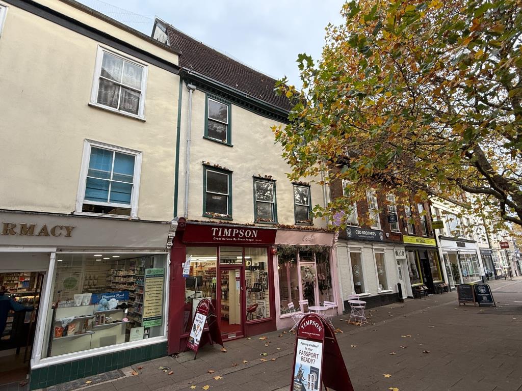 Lot: 78 - TOWN CENTRE COMMERCIAL INVESTMENT - Front view of the building in the town centre